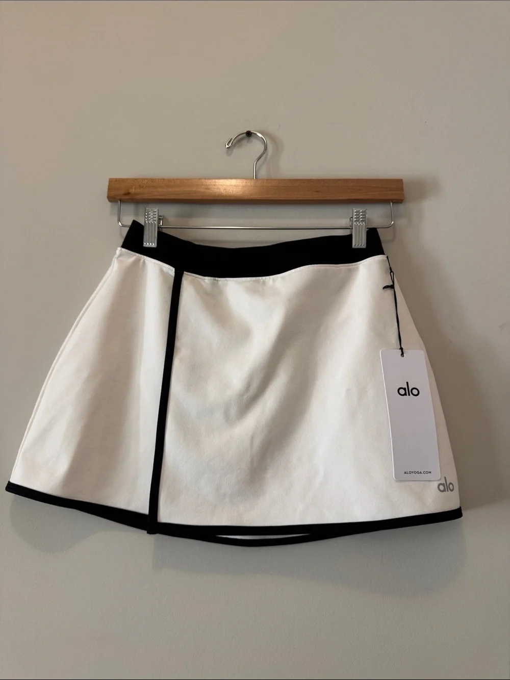 NEW WITH TAGS | ALO Yoga White Mini Skort with Black Trim